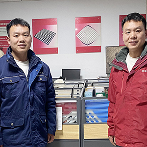„Neue rote Arbeitskleidung, warmes Herz zur Abwehr von Wind und Kälte“ – Fai Yang-Mitarbeiter zogen neue Winteruniformen an.